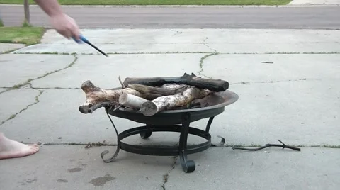 Guy Lighting Fire Pit Vidéo 65746057