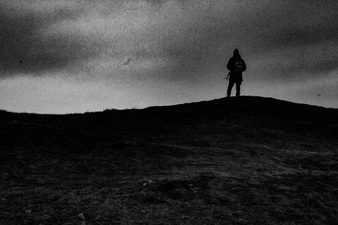 Guy on the limit of the Hill Foto stock