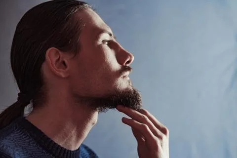 Guy with a long beard in profile Fotos de archivo
