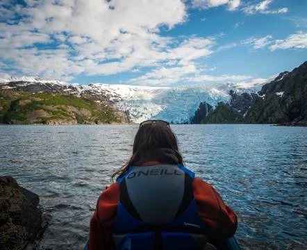 Guy Looking at Glacier Foto stock