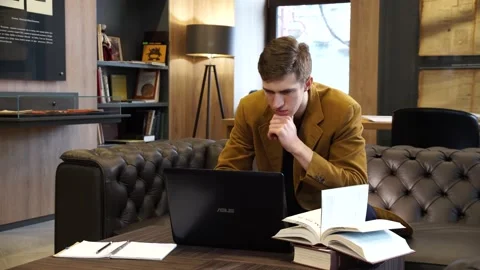 Guy looking at the screen 스톡 동영상 155963186