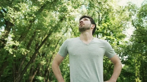 The guy looks around in the forest Video stock 139590591