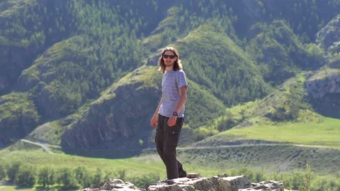 The guy looks at the mountains from a height Stockbeeldmateriaal 116161136