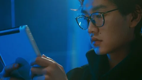 Guy looks at the social network in the tablet Stock Footage 95653083