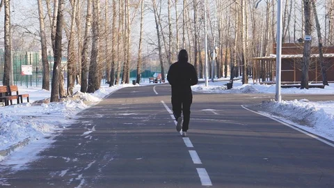 The guy makes a jog through the Park in winter 스톡 동영상 99037928