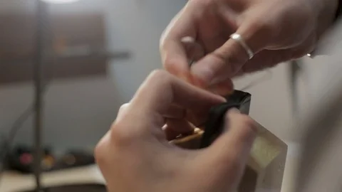 The guy makes a purse with threads and needles and pliers 스톡 동영상 81986047