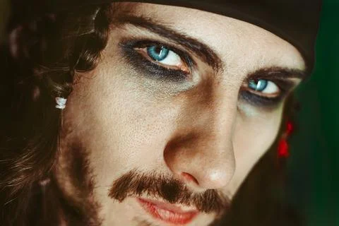 A guy with makeup in the image of a pirate 库存照片