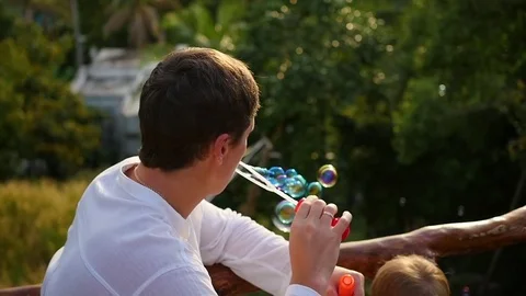 The guy is making soap bubbles. Panoramic view. Closeup Vidéo 75157818