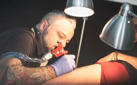 Guy is making tattoo, in a studio. Foto stock