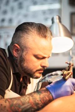 Guy is making tattoo, in a studio. Foto stock