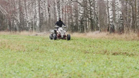 The guy with the mask on her face riding her ATV Vídeos de archivo 82586679