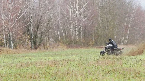 The guy with the mask on her face riding her ATV Vídeos de archivo 82587432