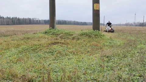 The guy with the mask on her face riding her ATV Vidéo 82594076