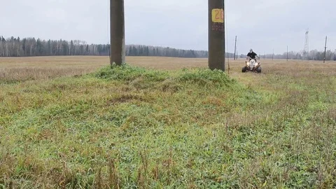 The guy with the mask on her face riding her ATV Vídeo Stock 82594422