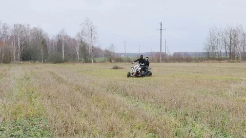 The guy with the mask on her face riding her ATV 스톡 동영상 82595800