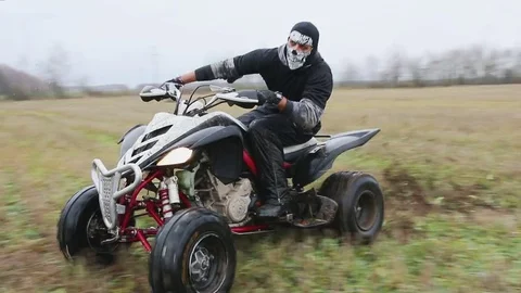 The guy with the mask on her face riding her ATV 스톡 동영상 82596252