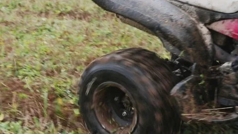 The guy with the mask on her face riding her ATV 库存影片 82597542
