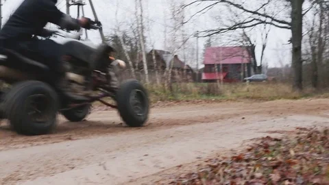 The guy with the mask on her face riding her ATV Vidéo 82600116