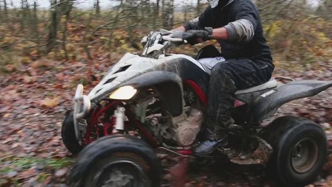The guy with the mask on her face riding her ATV Vidéo 82606930