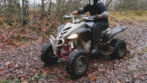 The guy with the mask on her face riding her ATV 動画素材 82610577