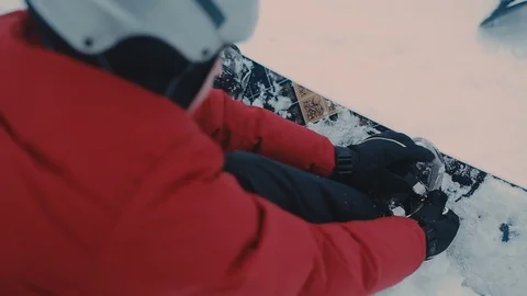 Guy in the mountains snowboarding clothes Vidéo 72349967