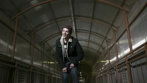 Guy moves and laughs Video stock 80515956