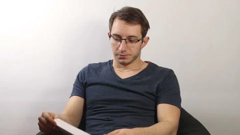 Guy nervously counts the money 動画素材 90852869