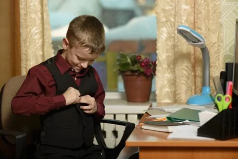 The guy at the office uses computer technology Stock-Fotos