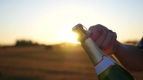 A guy opens a bottle of champagne Vidéo 67326993