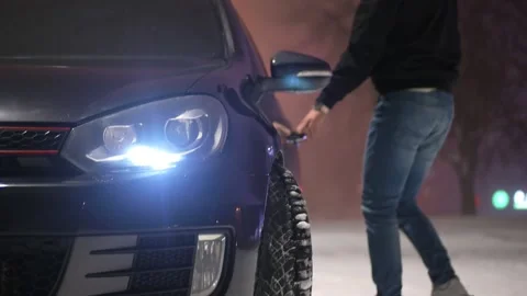 The guy opens the car. Close-up. Winter. Vídeos de archivo 147978894