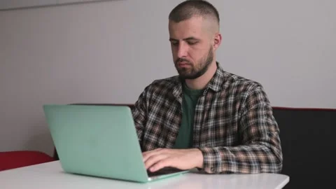 The guy opens the computer, works remotely. Freelancer. Video stock 190020837