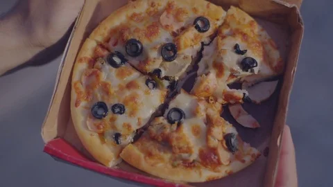 Guy opens a pizza box to find out pizza in a bad condition Vidéo 83304907