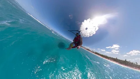 Guy parasailing with girlfriend over the ocean 스톡 동영상 87056950