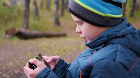 The guy in the Park sitting on a bench playing on the phone. Autumn Park 動画素材 80867559
