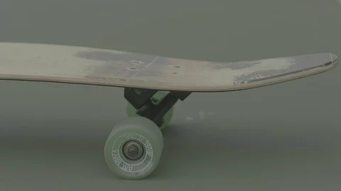 Guy picks up his skateboard 스톡 동영상 121660956