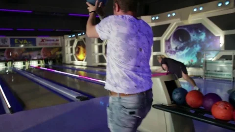 Guy playing bowling 库存影片 81001092