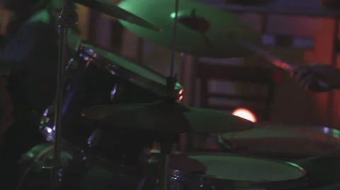 Guy playing the drums Видео 62404332