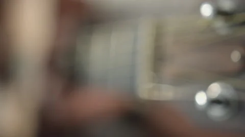 Guy playing guitar close up Vídeos de archivo 68651610