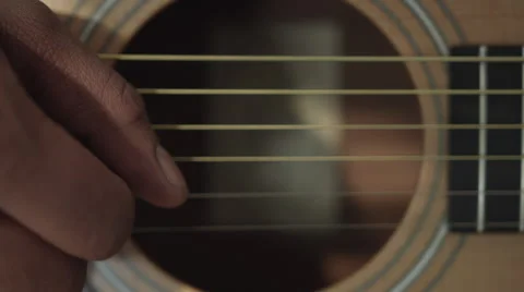 Guy playing guitar Vídeos de archivo 68651883
