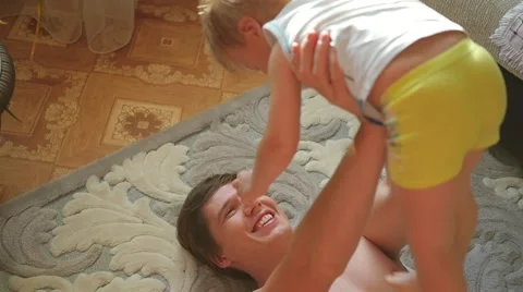 The guy playing with the kid holding him 库存影片 67756651