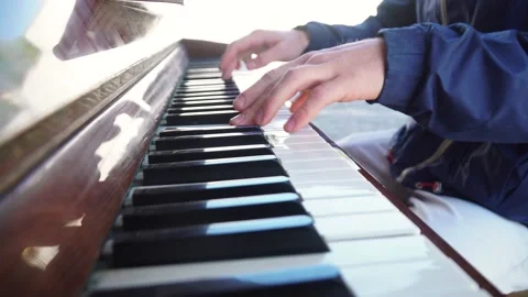 Guy playing the piano.Close-up Shot. frame with perspective into the distance Vidéo 163352055