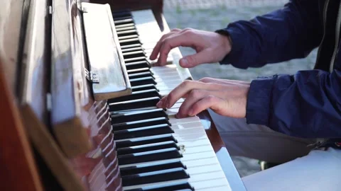 Guy playing the piano.Close-up Shot.side frame Vidéo 163351583