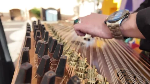 Guy playing on the qanun instrument Middle Eastern music Vidéo 322664014