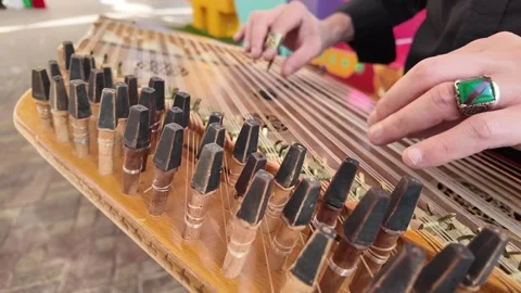 Guy playing on the qanun instrument Middle Eastern music Vídeos de archivo 322664195