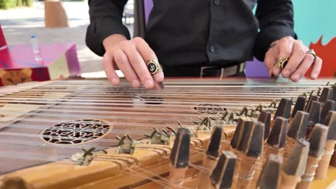 Guy playing on the qanun instrument Middle Eastern music Vídeos de archivo 322664252