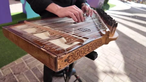 Guy playing on the qanun instrument Middle Eastern music Vídeos de archivo 322664551