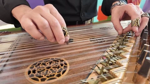 Guy playing on the qanun instrument Middle Eastern music Vídeos de archivo 322664559
