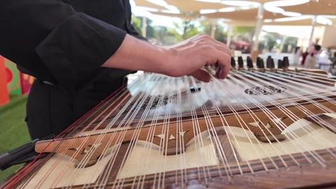 Guy playing on the qanun instrument Middle Eastern music Vídeos de archivo 322664735