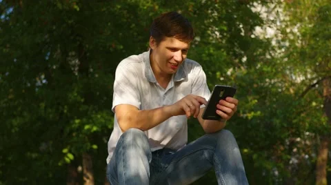 The guy playing on the smartphone 库存影片 66795121