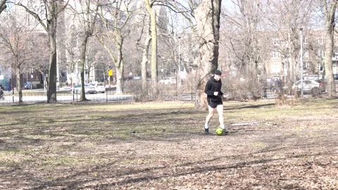 A guy playing soccer alone Vídeos de archivo 130561400
